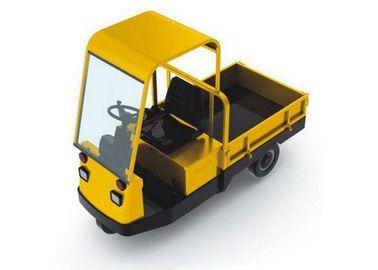 電気牽引のトラクターの黄色色の容易な操作を運転している単一オペレータ